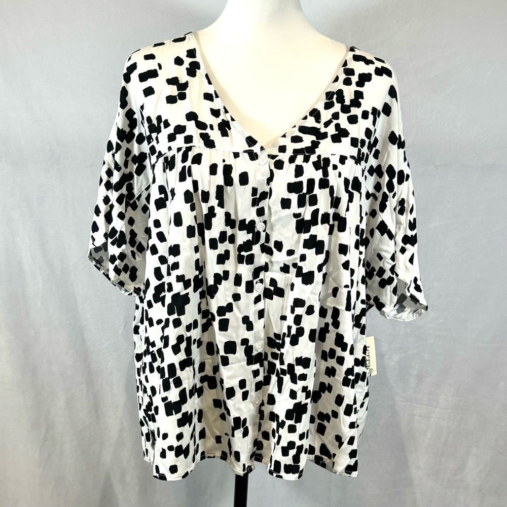 Black and white abstract print vneck pleated button front blouse top size 1X NWT